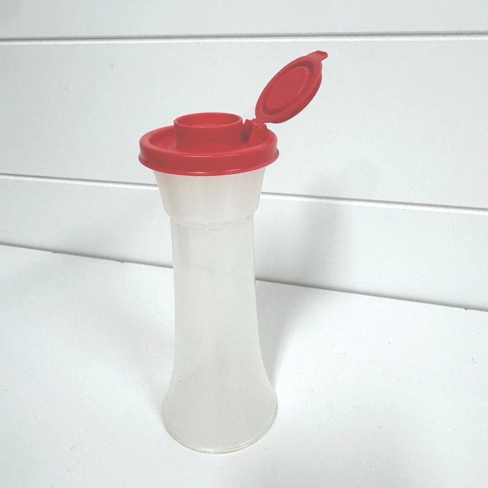 Tupperware shaker unmarked